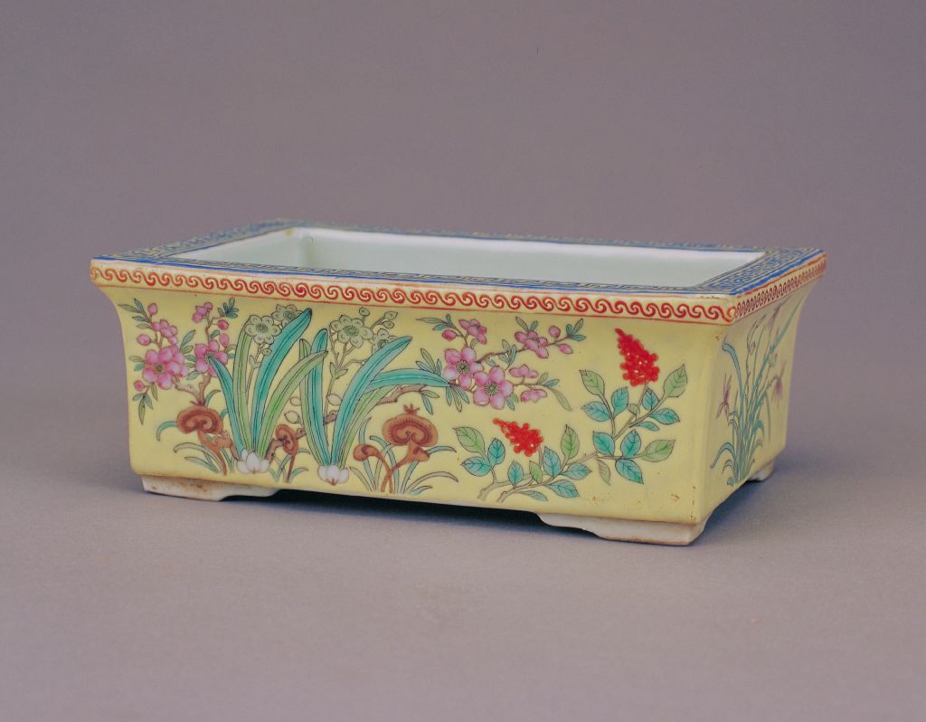 黄地粉彩灵芝水仙纹长方花盆